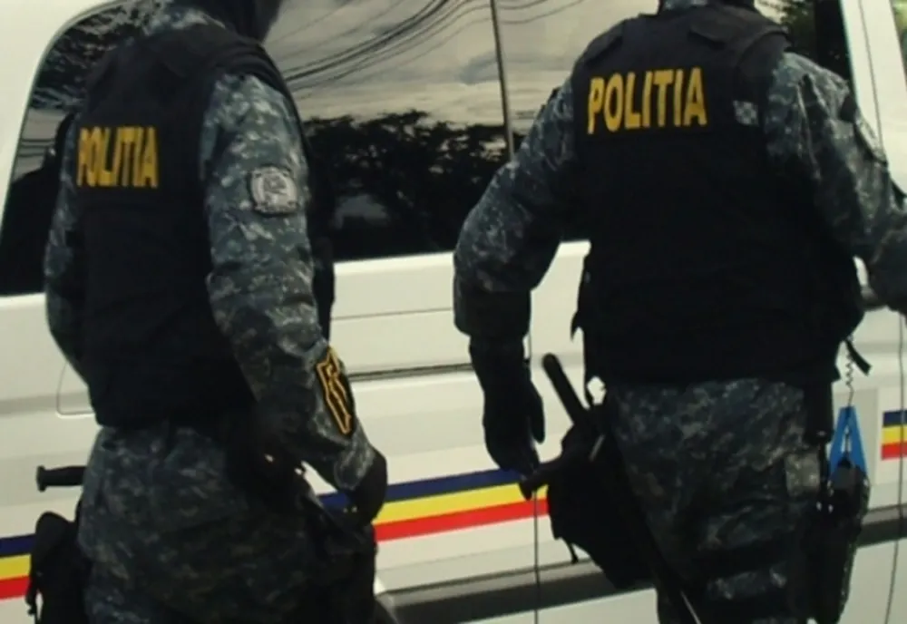 Doi mureșeni, reținuți pentru 24 de ore! La percheziții, polițiștii au găsit câteva mii de pachete de țigări și peste 150 litri de alcool