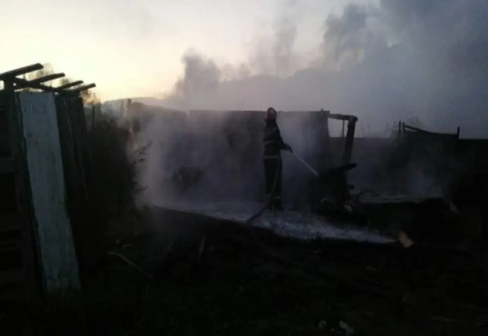 FOTO Pompierii din Toplița au intervenit la un incendiu de proporții din Mureș