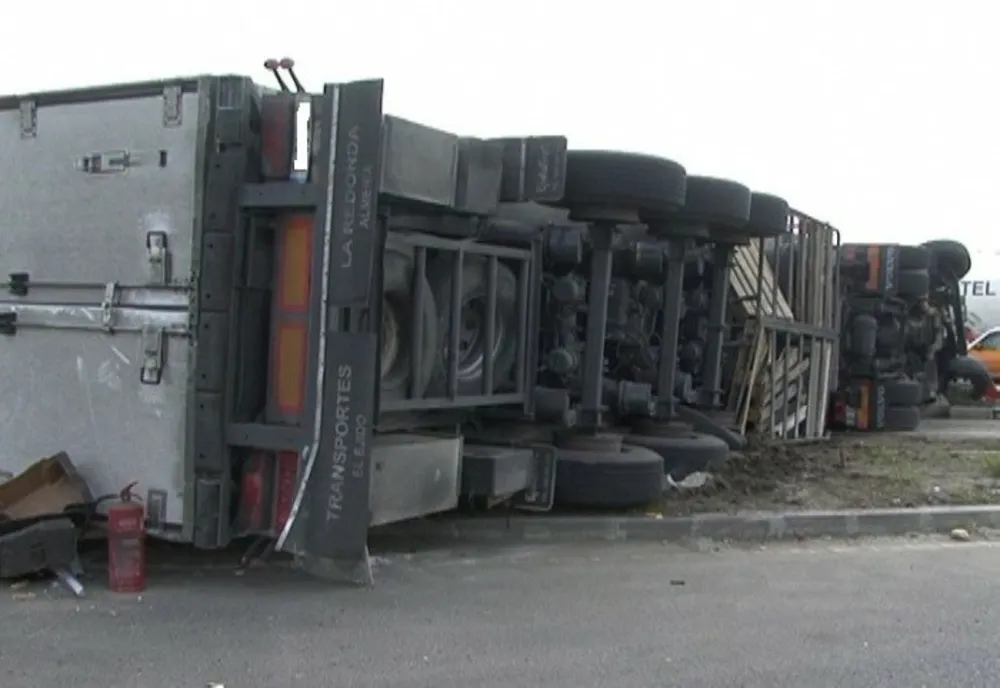 Accident în judeţul Mureş! Pericol de explozie după ce o cisternă cu 30 de tone de combustibil s-a răsturnat