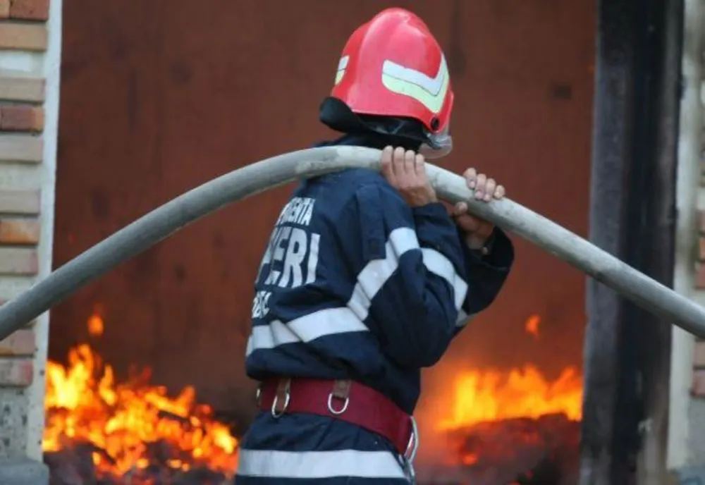 Incendiu într-un bloc din Târnăveni! Un bărbat este resuscitat la faţa locului
