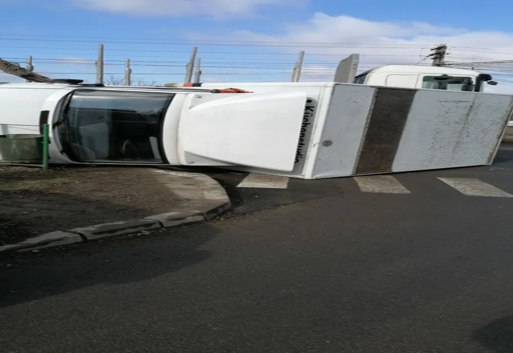 FOTO | Circulaţie blocată spre Târgu Mureş în urma unui accident rutier