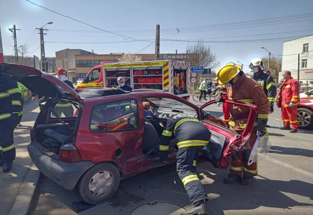 Accident cu două maşini în Târgu Mureş! O femeie a fost grav rănită