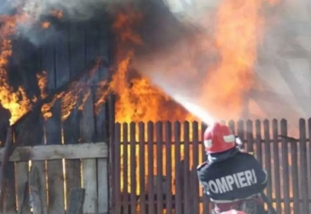 Incendiu la un gater în Bistra Mureșului! Se intervine cu patru autospeciale de stingere