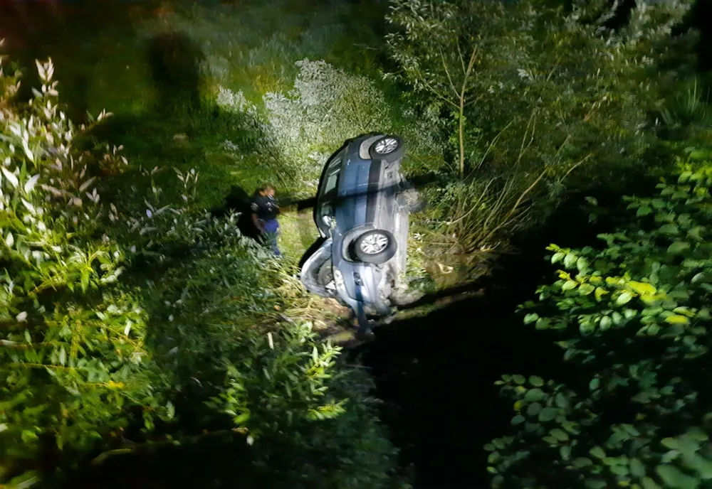 FOTO | Grav accident în judeţul Mureş! Cinci tineri de aproximativ 18 ani au căzut cu maşina într-o râpă de 6 metri