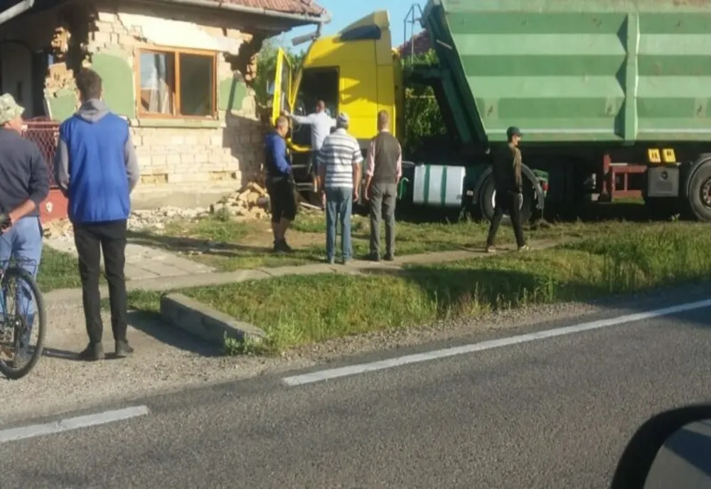 FOTO | Accident în judeţul Mureş: Un şofer de TIR din Republica Moldova a distrus o casă