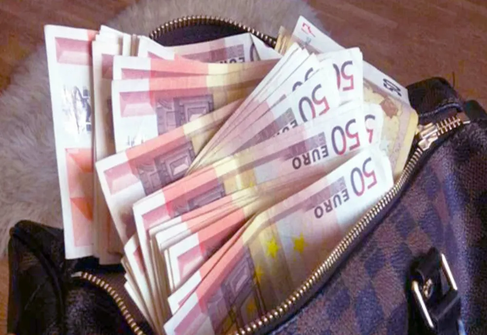 O tânără din Mureș a găsit o borsetă cu 12.000 de euro, uitată pe un scaun dintr-un restaurant! Ce a făcut cu ea