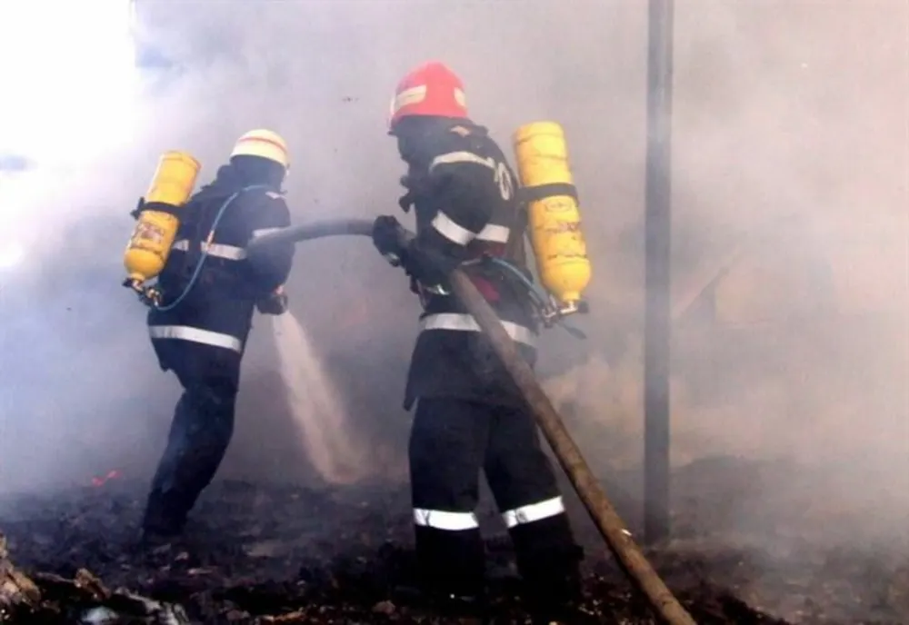 Incendiu violent în Deda! Un câine a murit, iar sute de baloţi de fân au fost distruşi de flăcări