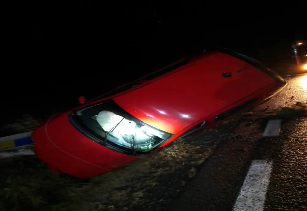 Accident între Morăreni și Pietriș! O maşină a rupt un stâlp şi s-a răsturnat în şanţ (FOTO)