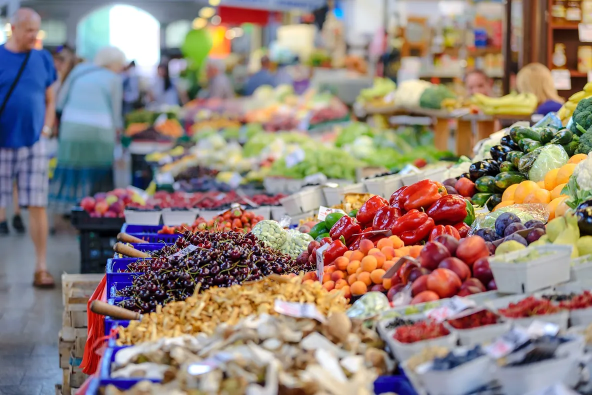 Volumele de fructe şi legume livrate de producătorii din programul Grădina Noastră au crescut cu 60% în primul semestru (retailer)