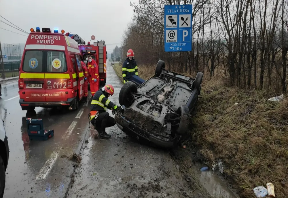 Accident cu două victime pe E60! S-au răsturnat cu maşina (FOTO)