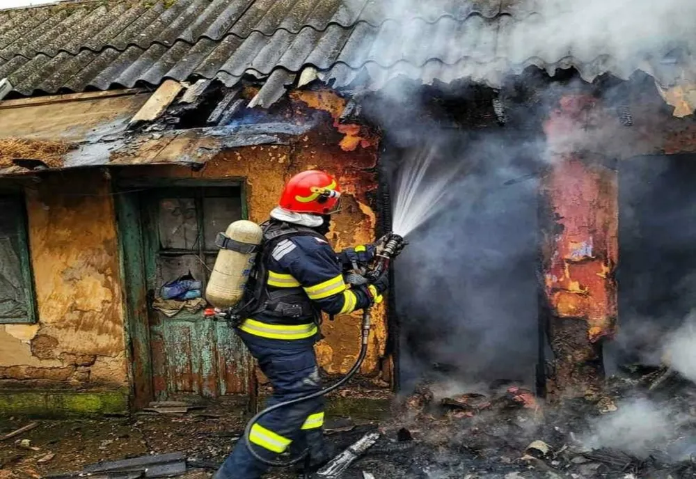 Casă cuprinsă de incendiu în Dedrad! O persoană a ajuns la spital cu multiple arsuri
