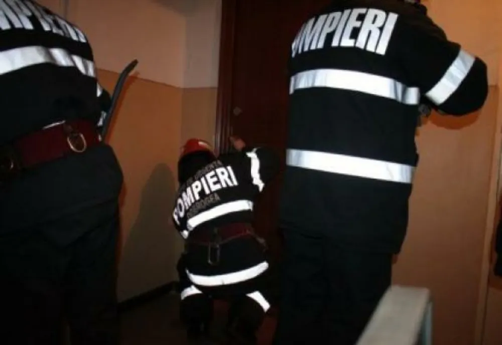 Pompierii din Târgu Mureş au intervenit la deblocarea unei uşi de apartament! Proprietarul dormea 