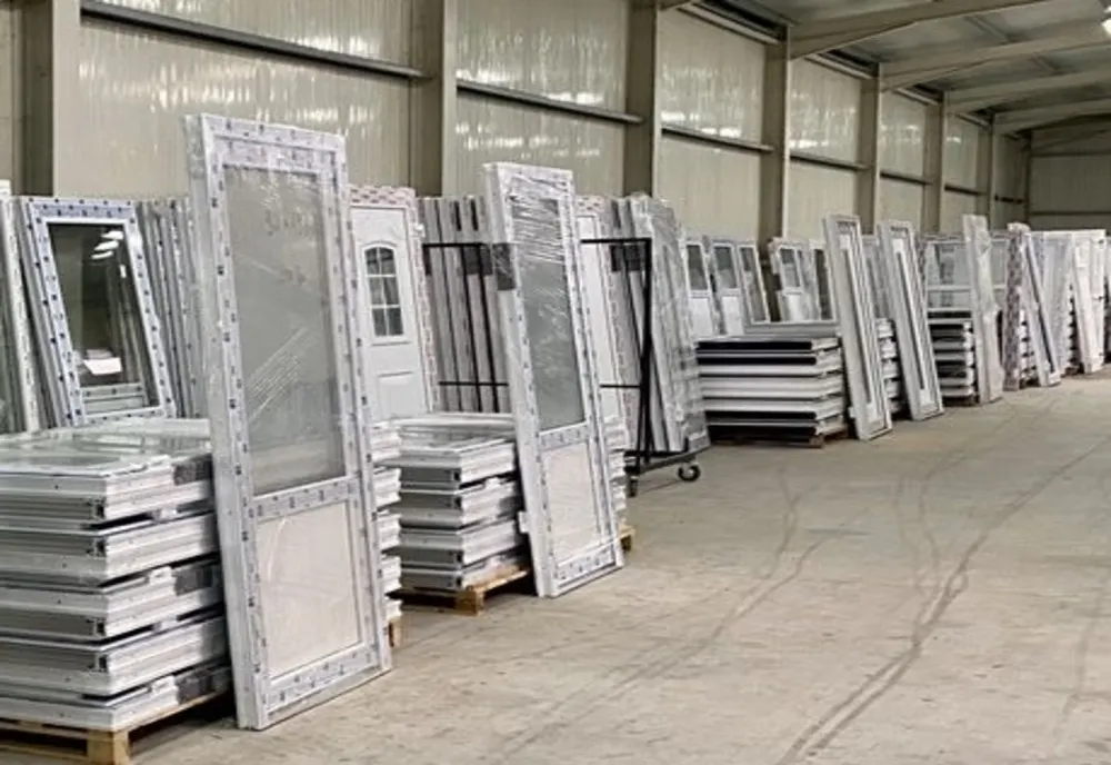 A furat uși de aluminiu din incinta unei firme! Polițiștii l-au reținut