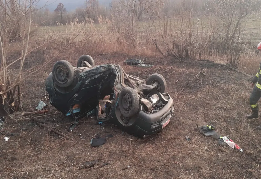 Bărbat din Țigmandru, la spital, după ce s-a izbit cu autoturismul de un cap de pod și s-a răsturnat