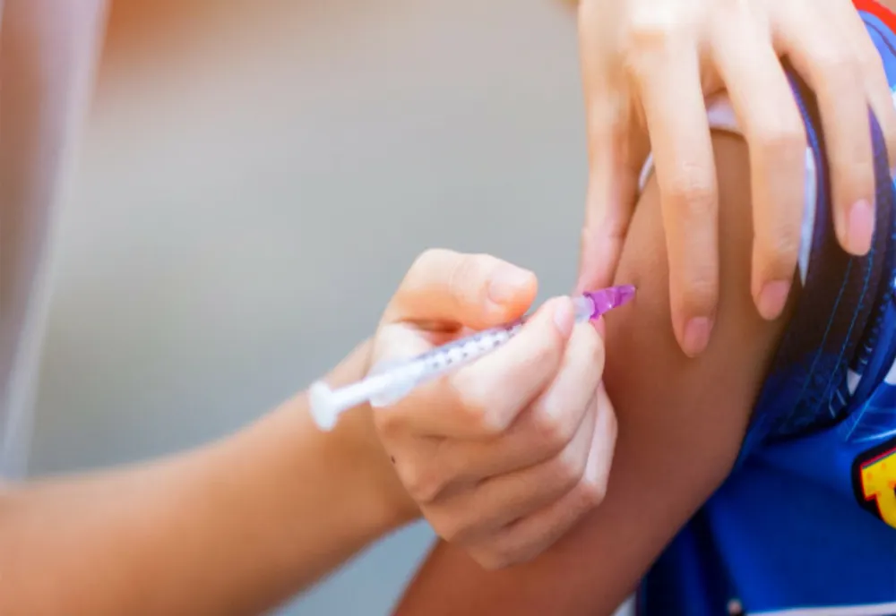 Un singur centru de vaccinare a mai rămas deschis în Târgu Mureş