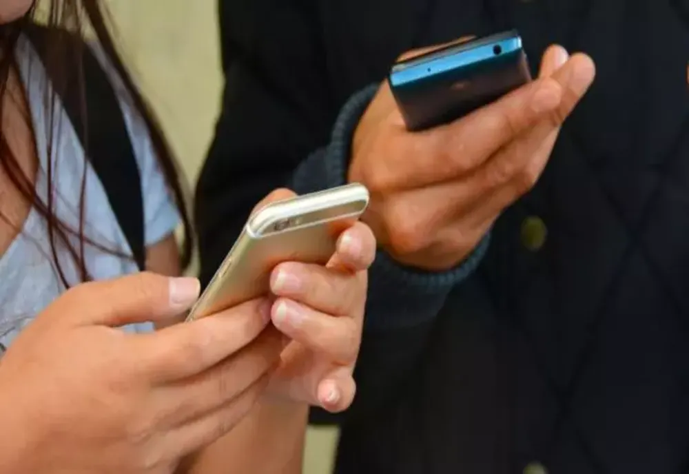 Caz incredibil în Târnăveni! I-a cerut telefonul şi şi-a transferat 4000 de lei