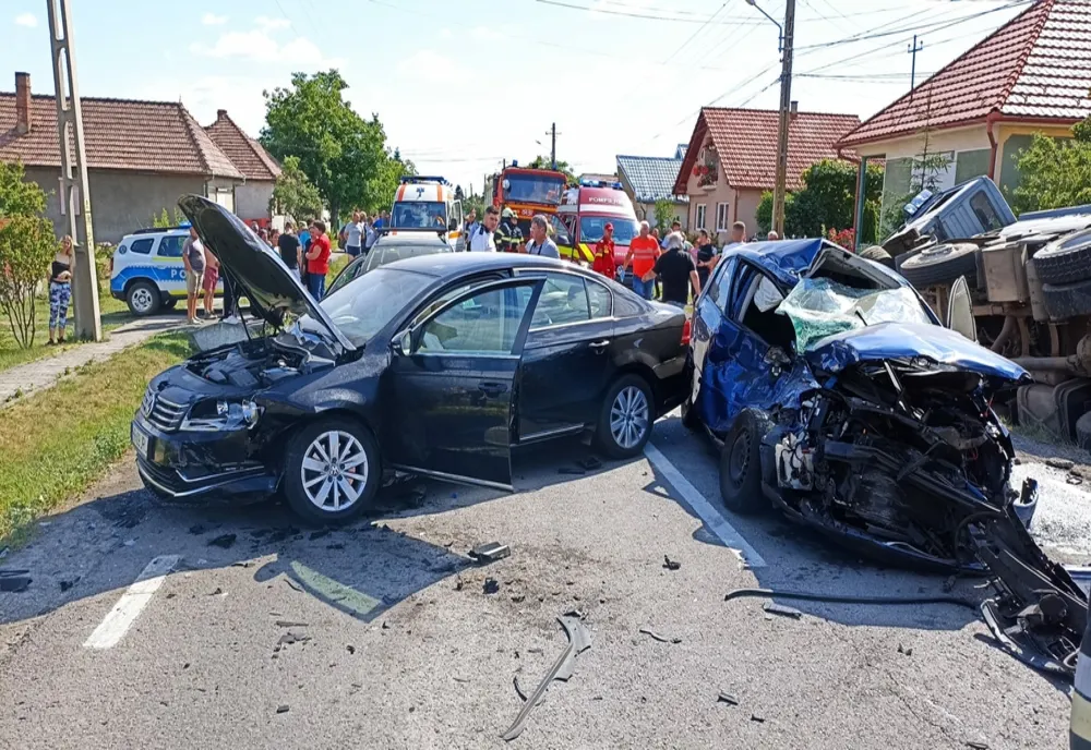 Grav accident între Reghin şi Topliţa! Impact violent între două maşini şi un camion (FOTO)