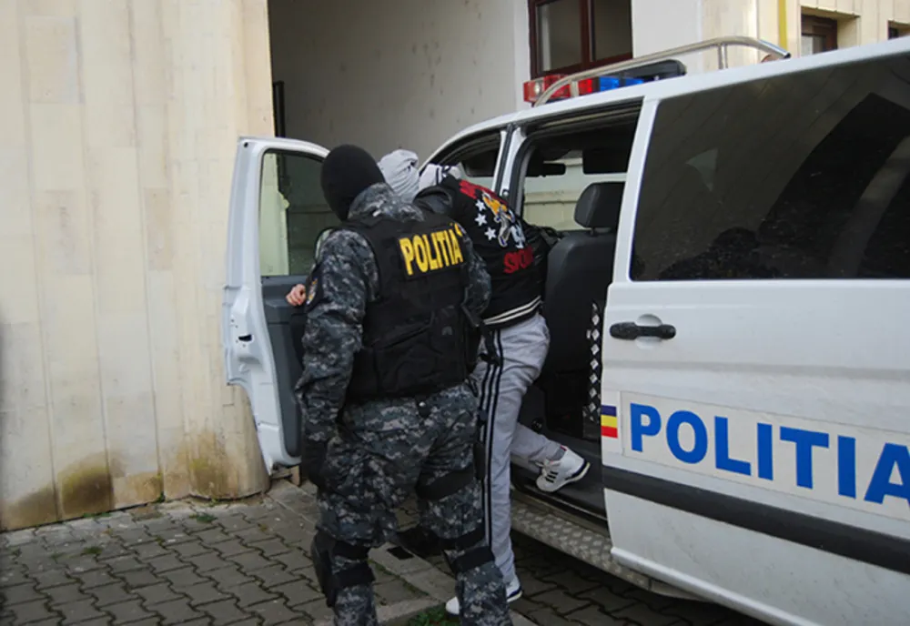 7 persoane reţinute în dosarul traficului de maşini de lux din Mureş