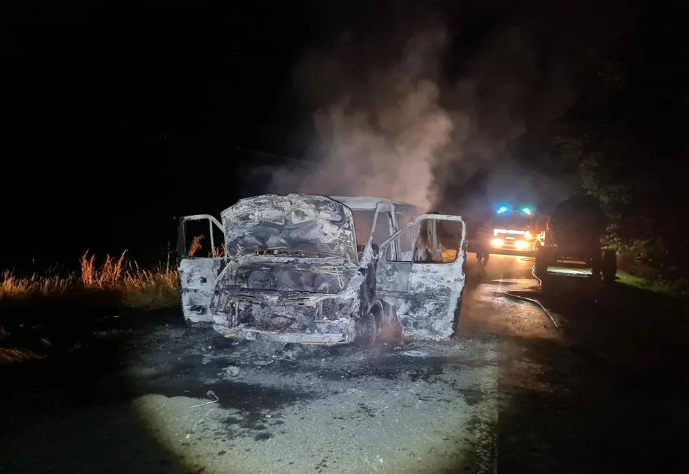 Autoutilitară distrusă de un incendiu în Râciu (FOTO)