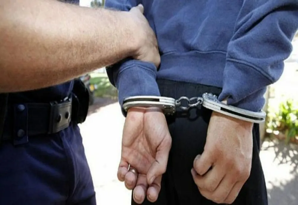 Tânăr de 18 ani din Târgu Mureş prins după ce a furat haine dintr-un magazin