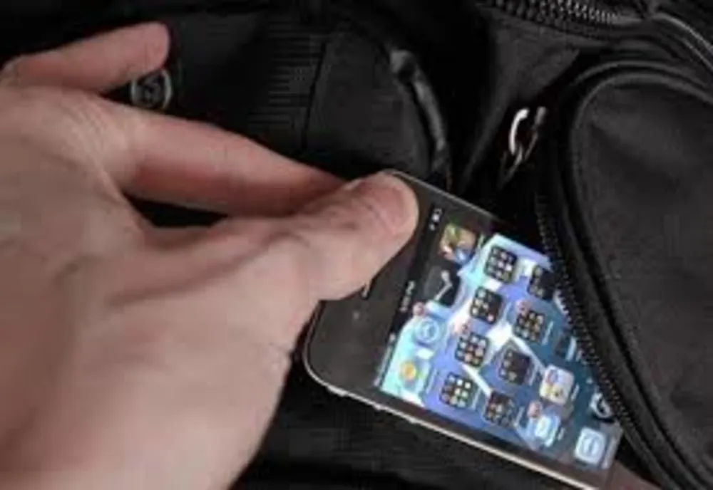 Bihoreancă "ușurată" de telefonul mobil, într-un magazin din Huedin! Hoțul, prins în Mureș
