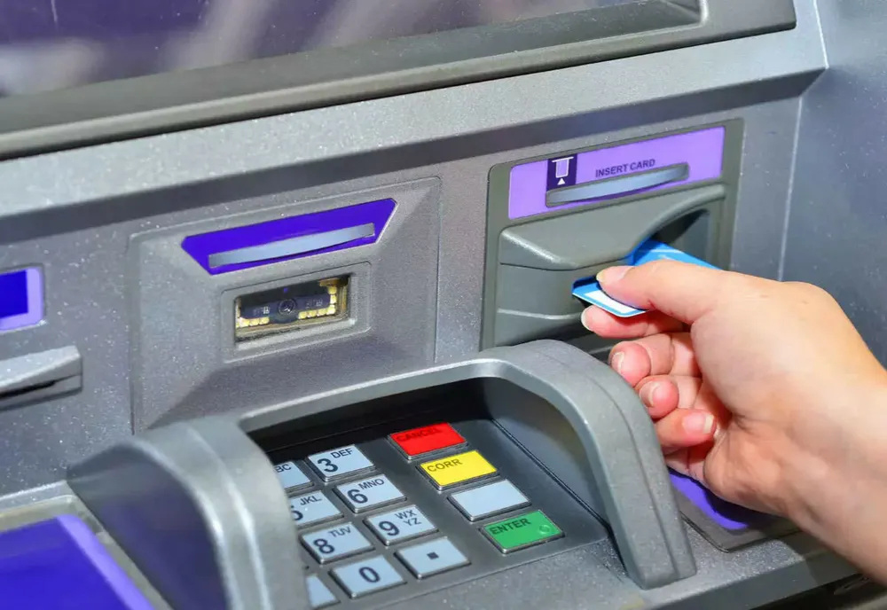 Un bărbat din Mureș a rămas fără cardul de credit! Două persoane i l-au furat și l-au golit de bani