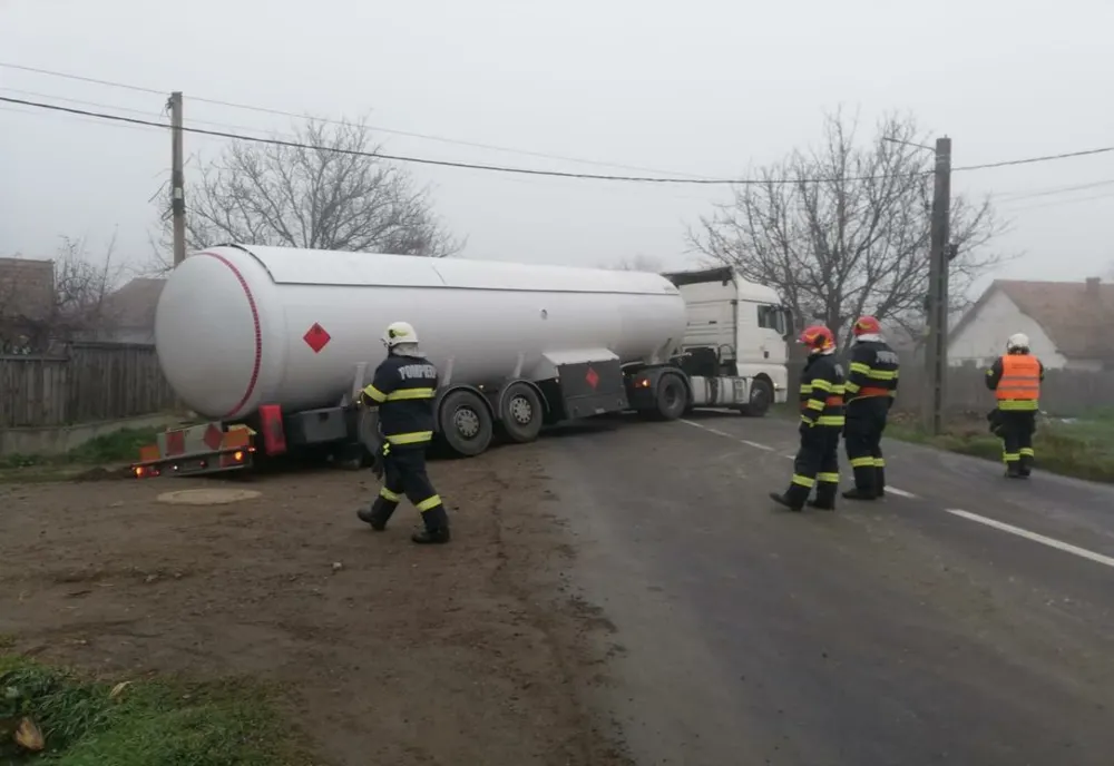 Circulaţie blocată la ieşire din Leordeni spre Autostrada A3 (FOTO)