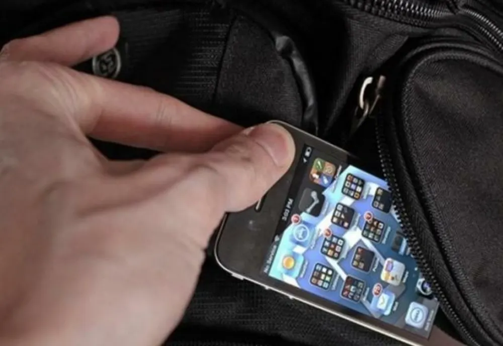Minor din Târgu Mureş reţinut după ce a furat un telefon