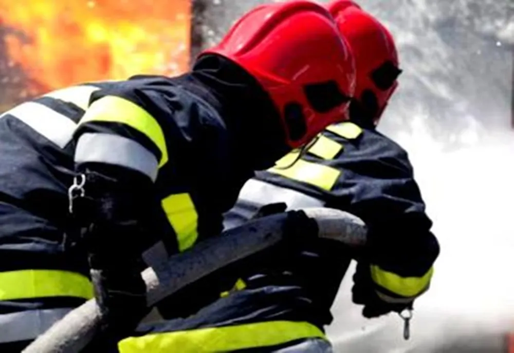 Casă afectată de incendiu, în Band! Două persoane cu arsuri, la spital