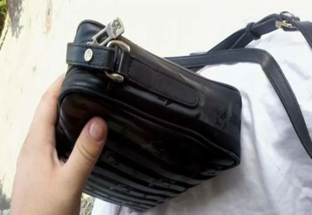 Şoferul unui microbuz din Mureş a rămas fără 12.500 de euro! Un pasager de 16 ani i-a furat poşeta