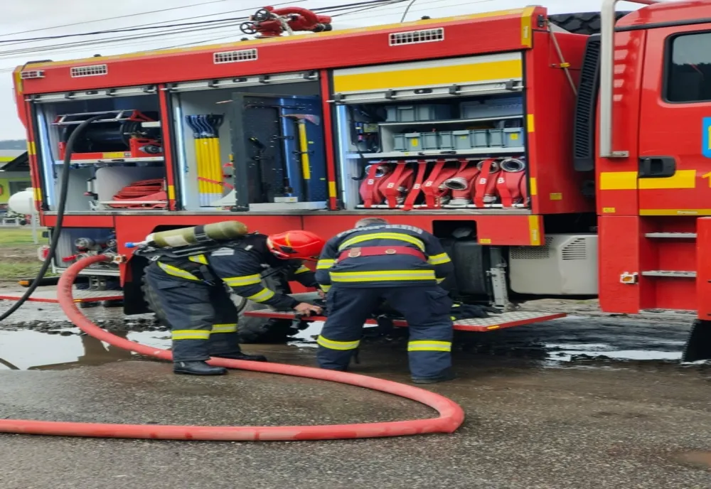 Incendiu într-un bloc din Reghin! A fost solicitată şi o autoscară