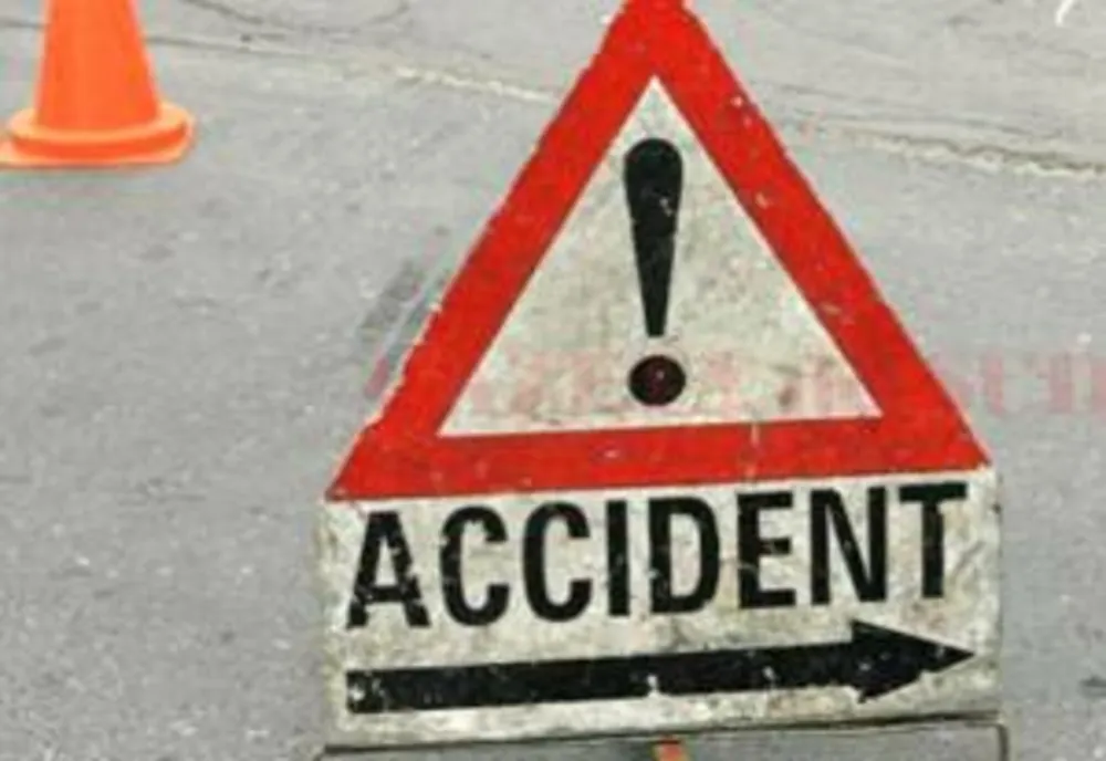 Accident cu două maşini în Reghin! Două persoane au fost rănite