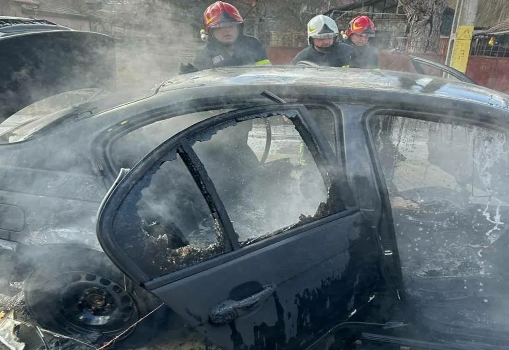 Maşină distrusă într-un incendiu  în municipiul Târnăveni (FOTO)
