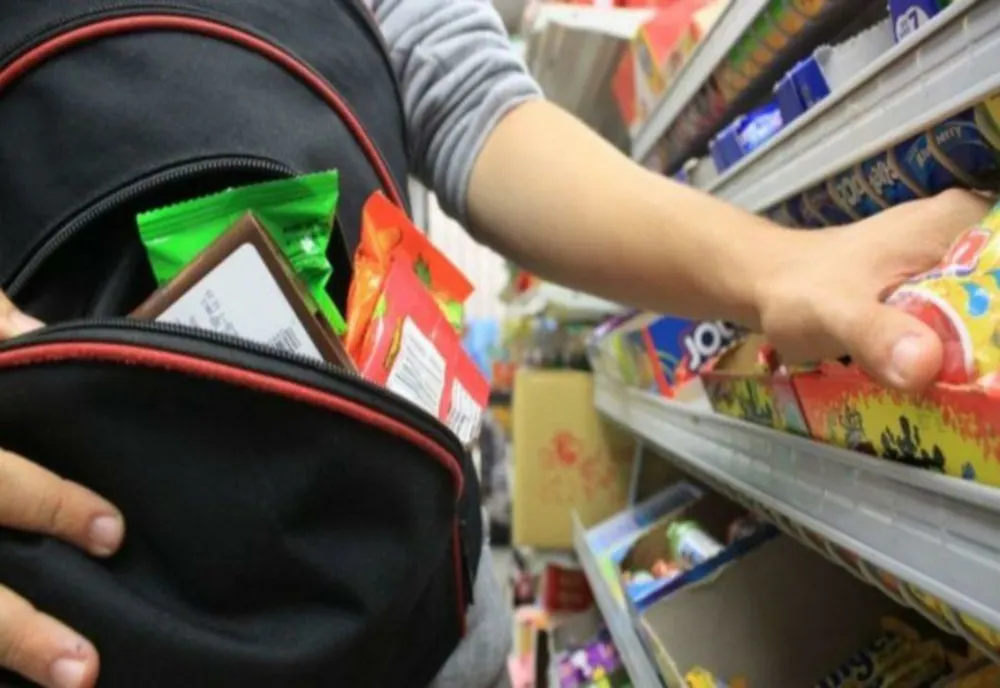 Tânăr reţinut după ce a furat alimente dintr-un magazin din Târgu Mureş