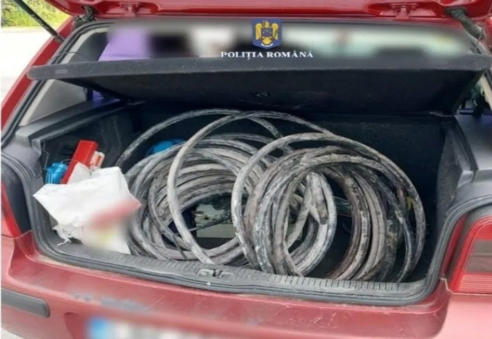 Un bărbat s-a urcat pe stâlpii din localitatea Fițcău şi a furat 100 de metri de cablu de cupru