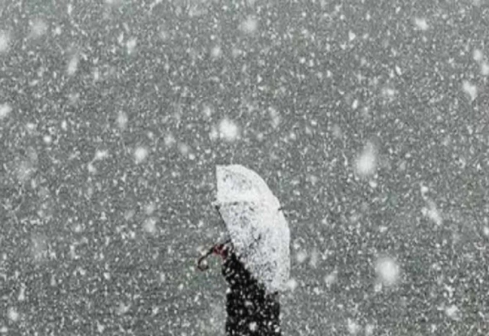 Informare meteo de ninsori, polei și vânt puternic, până mâine seară