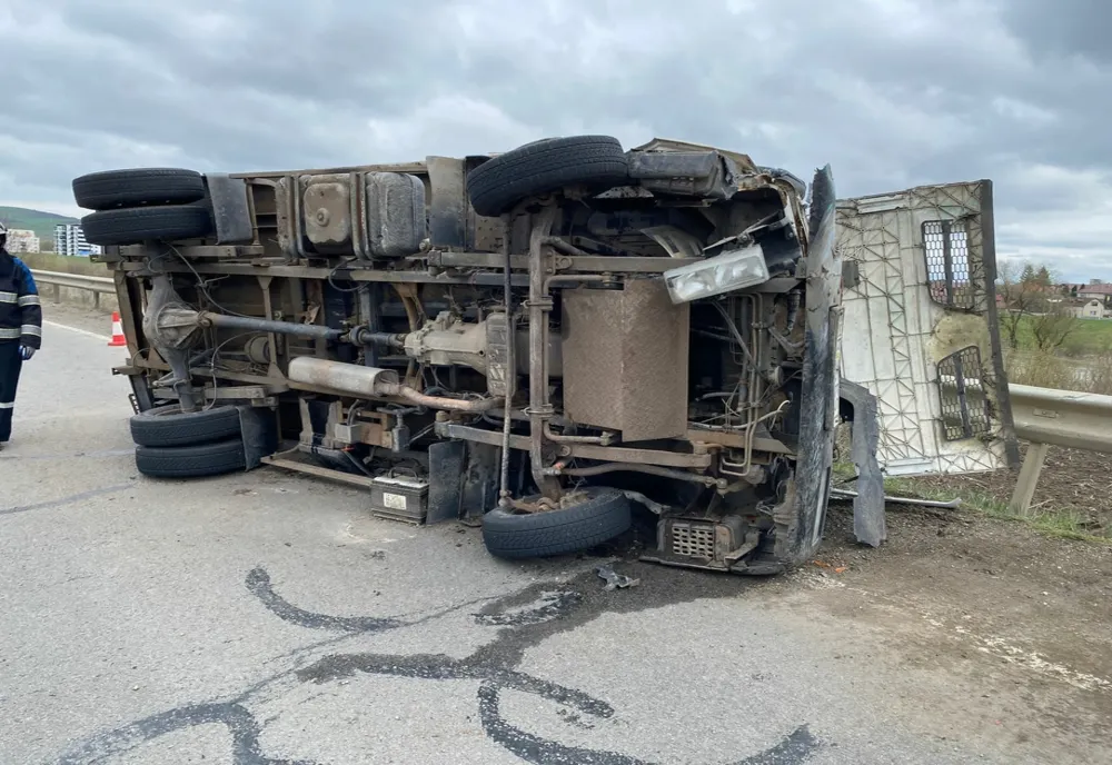 Accident pe DN 15,  între Luduș și Chețani! Autocarosată ce transporta două butelii de oxigen, răsturnată