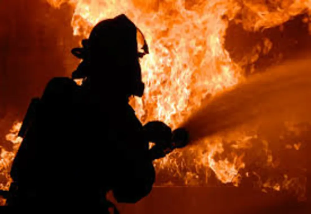 Incendiu violent într-un apartament dintr-un bloc din Târnăveni