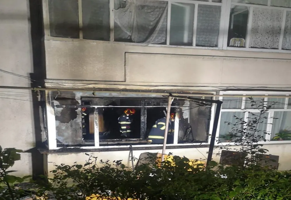 Apartament dintr-un bloc cu 4 etaje din Luduș, afectat de incendiu