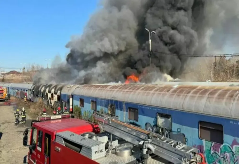 Vagoane de tren în flăcări, în apropiere de Podul Grant. Intervenție masivă a pompierilor. S-a emis mesaj RO-Alert
