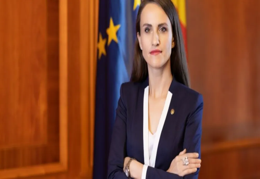 STEAGUL RUSIEI FLUTURĂ ÎN CENTRUL UNUI ORAȘ DIN ROMÂNIA. MAE: „E INACCEPTABIL CA AUTORITĂȚILE SĂ ARBOREZE DRAPELUL UNEI ȚĂRI AGRESOARE”