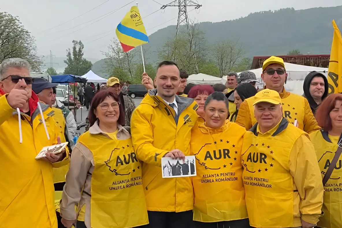 RĂZVAN BIRO, DEPUTAT AUR DE MUREȘ, ÎN MIJLOCUL OAMENILOR DIN DEDA ȘI BAND: „VĂ AȘTEPTĂM DUMINCĂ LA VOT, SĂ IL PUNEM PE GEORGE SIMION ÎN FRUNTEA ȚĂRII, PREȘEDINTE!”