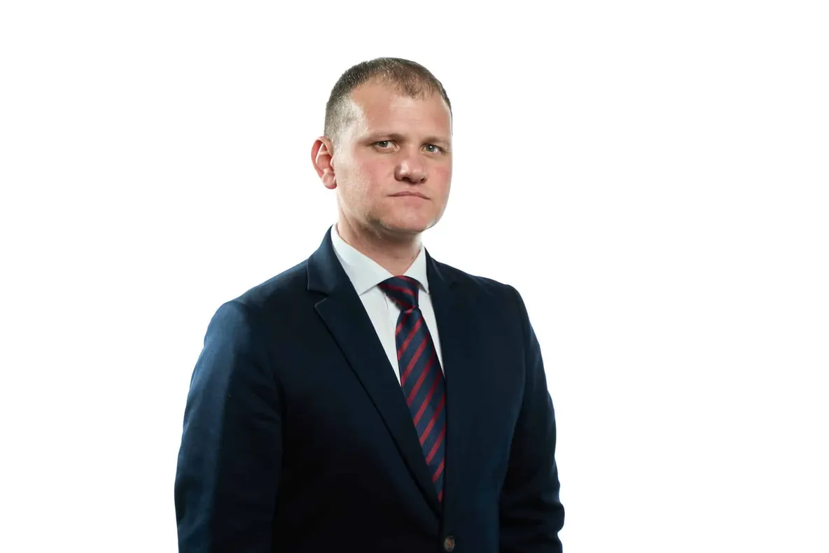 VALERIU MUNTEANU (AUR): „AUR CONDAMNĂ CEDAREA MINISTERULUI MEDIULUI CĂTRE USR: ROMÂNIA RISCĂ O NOUĂ ERĂ A ECO-ISTERIEI IDEOLOGICE"