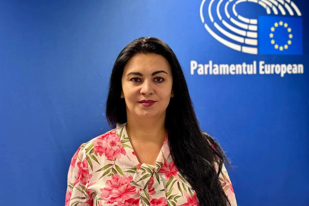 GEORGIANA TEODORESCU (AUR): „ÎN TIMP CE GUVERNUL BOLOJAN TAIE BURSE, NOI CINSTIM ELEVII OLIMPICI LA BRUXELLES!”