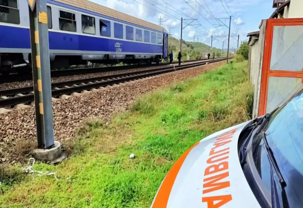 SCENE DE GROAZĂ, ÎNTR-UN TREN DIN MUREȘ: UN BĂRBAT ŞI-A ATACAT SOŢIA CU UN CUŢIT ÎN FAŢA PASAGERILOR