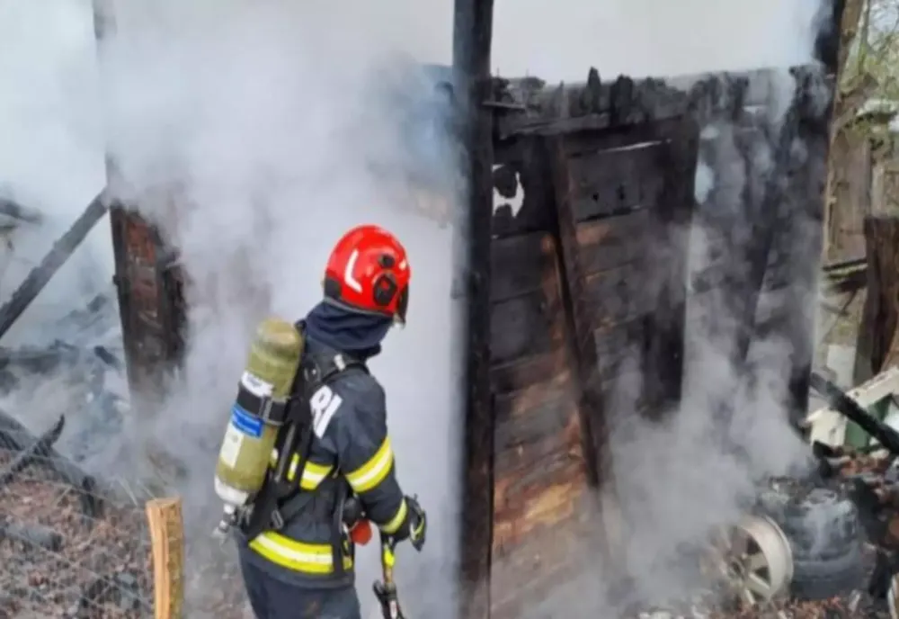 Incendiu la o casă din Mureș. Două persoane, găsite în stop cardio-respirator. Pompierii au început manevrele de resuscitare