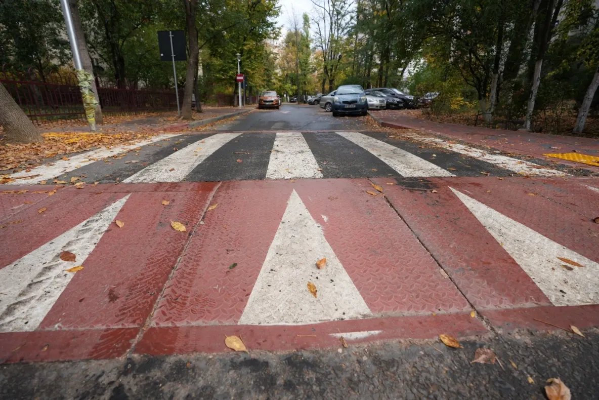 Târgu Mureș: a fost desființată o trecere de pietoni de la intersecția străzilor Mihai Viteazul și Trébely