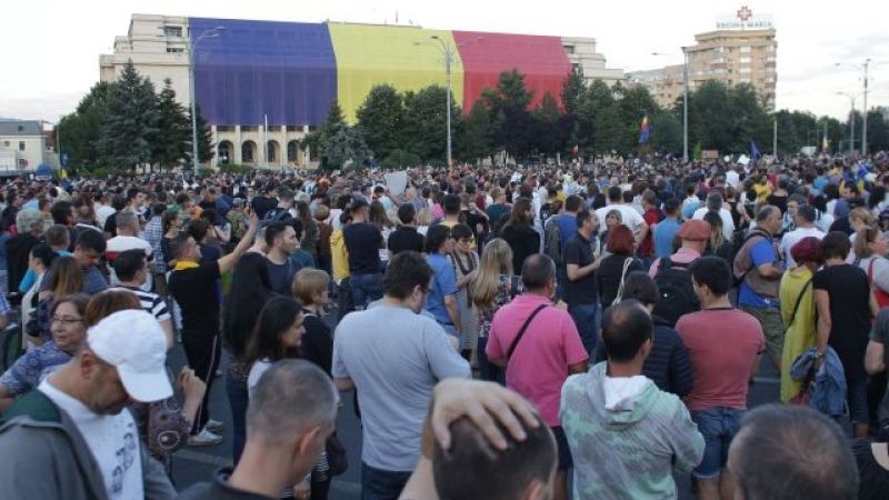Miting de amploare în Piața Victoriei. Mii de sindicaliști protesteaza față de măsurile Guvernului Bolojan