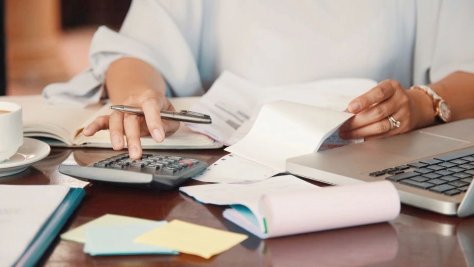 Guvernul a finalizat prima variantă a noii legi a salarizării bugetarilor. Cel mai mare salariu nu poate depăși valoarea a 8 salarii minime – DOCUMENT