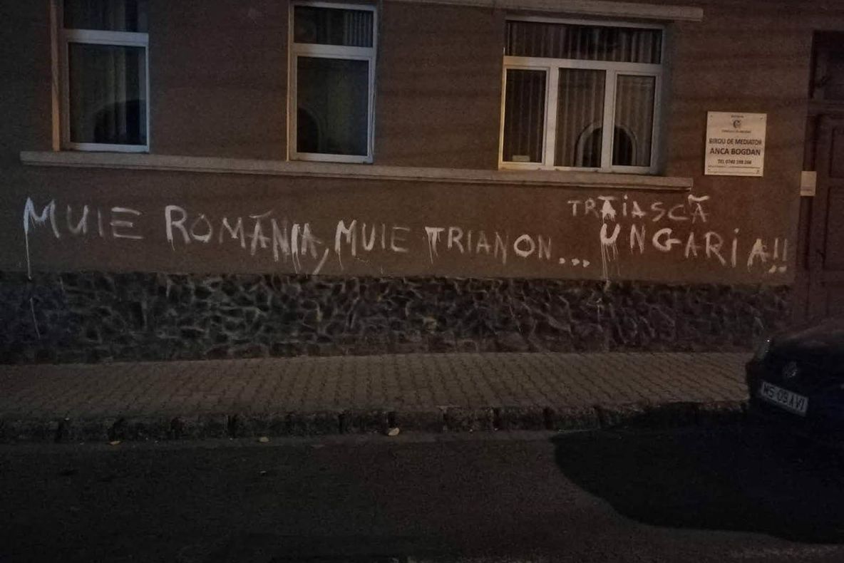 A fost reținută persoana bănuită de inscripționarea peretelui de pe strada Poștei